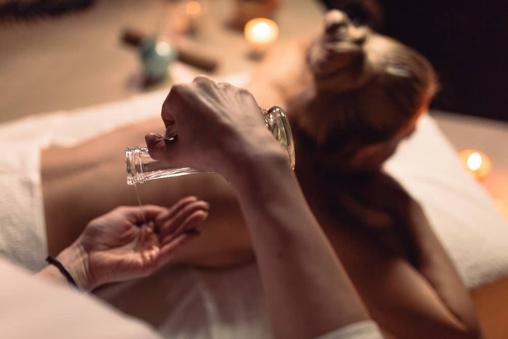 massage tantrique huile essentielle