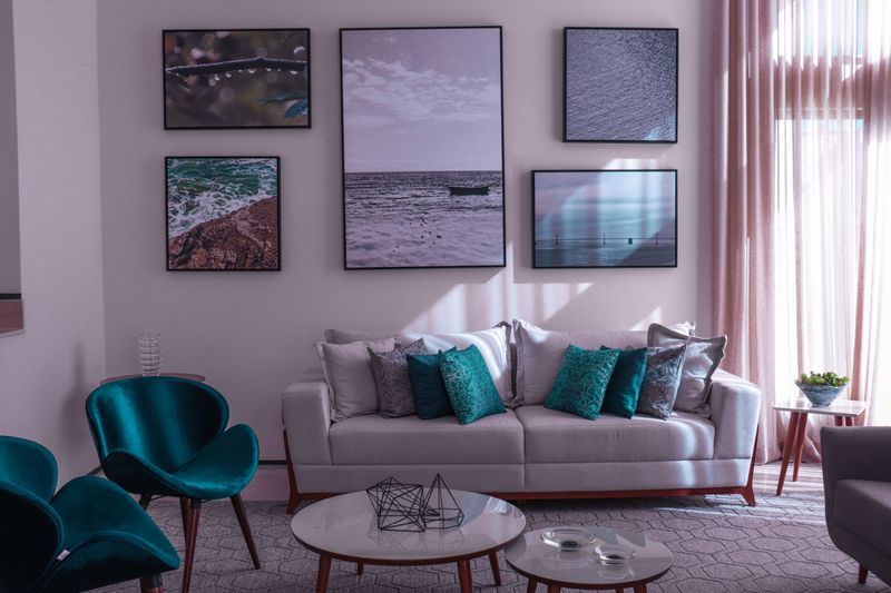des tableaux au mur